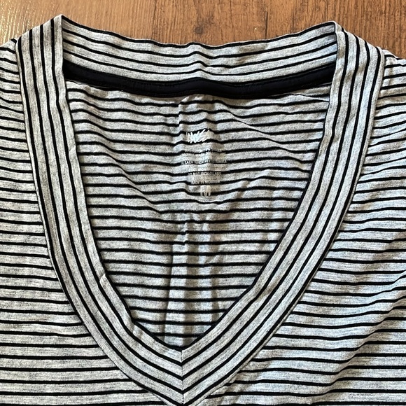 Mossimo grey stretch T with black stripes. - Picture 4 of 4